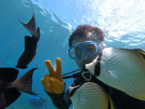 熱帯魚と体験ダイビングのダイバー